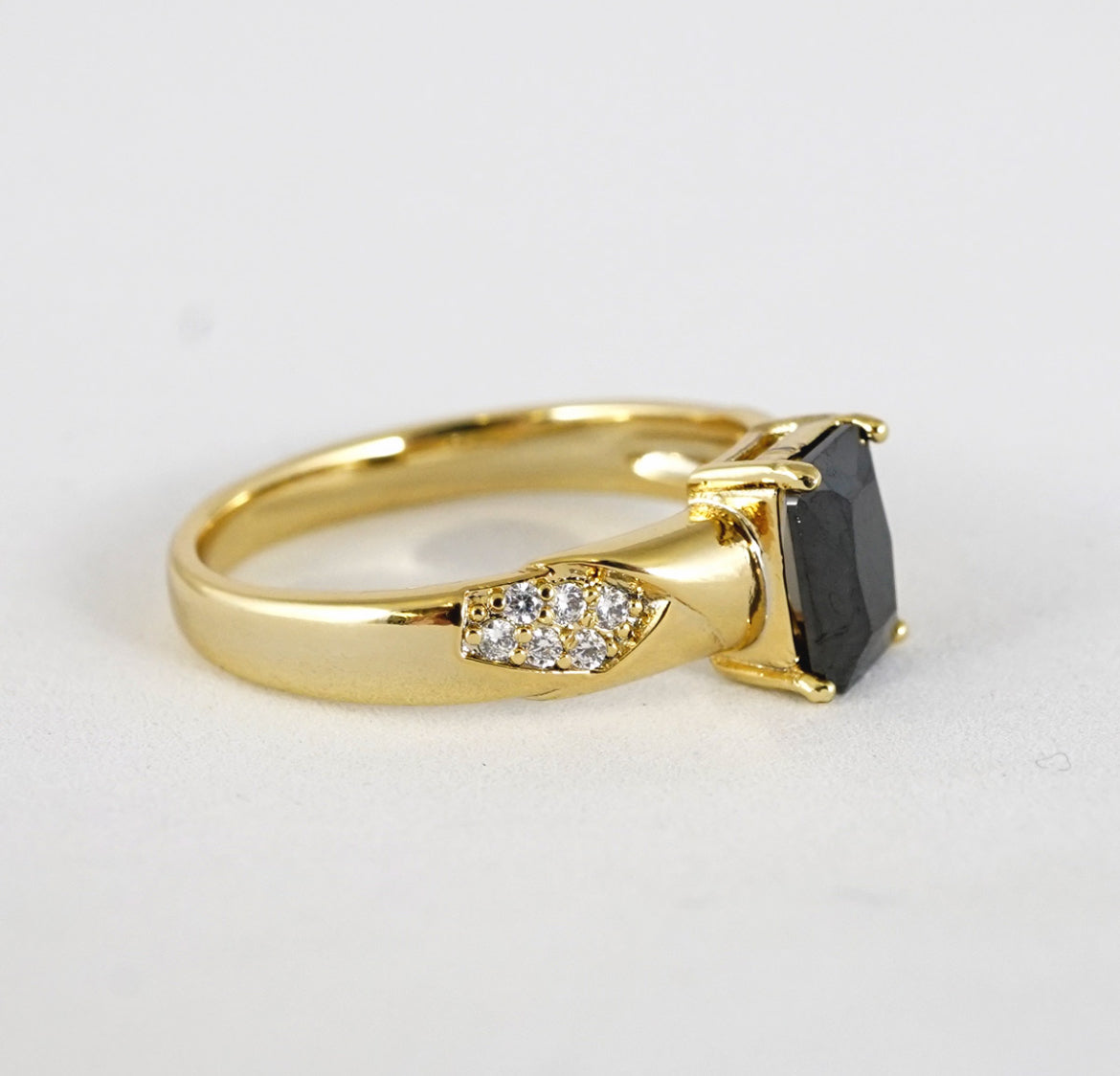 Anillo rojo oscuro