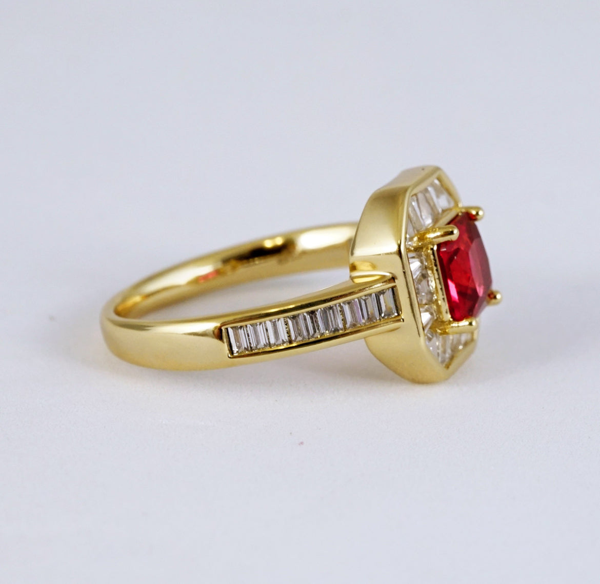 Anillo piedra roja